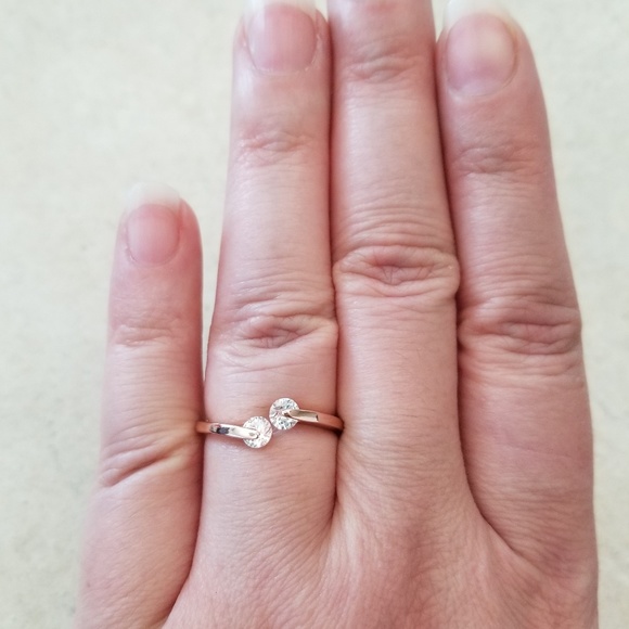 Delicate 18k Ring - Picture 5 of 6